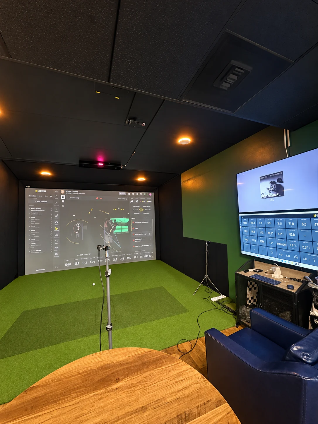 Swing Optix simulator screen and AI Trainer at Legacy Golf Lounge